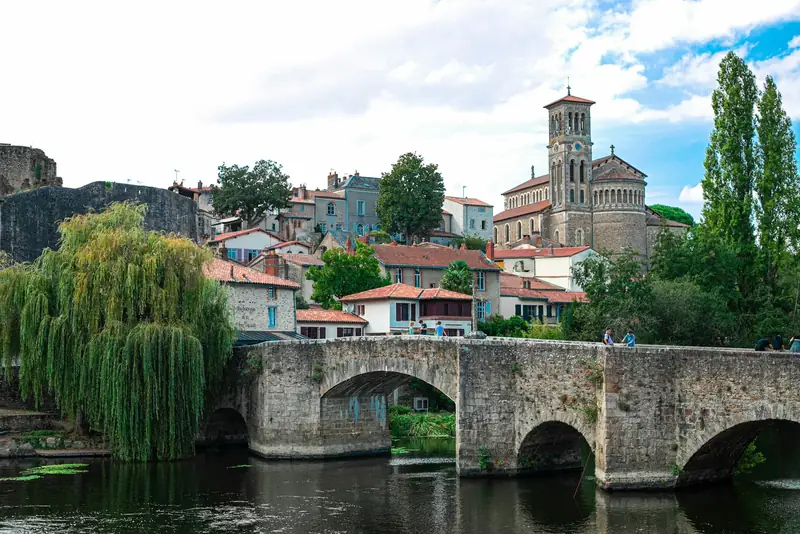 Toits de tuiles de Clisson au bord de la Sèvre nantaise, avec le vieux pont de pierre et l’église