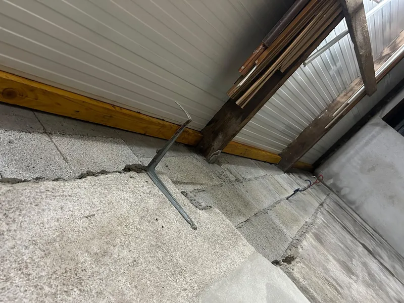 Bois neuf posé sur le haut des murs d’une annexe, sous sa nouvelle couverture, chantier Cam Couverture