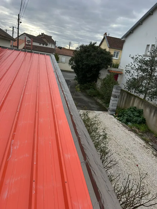 La couverture en bac acier terminée, vue sur toute sa longueur